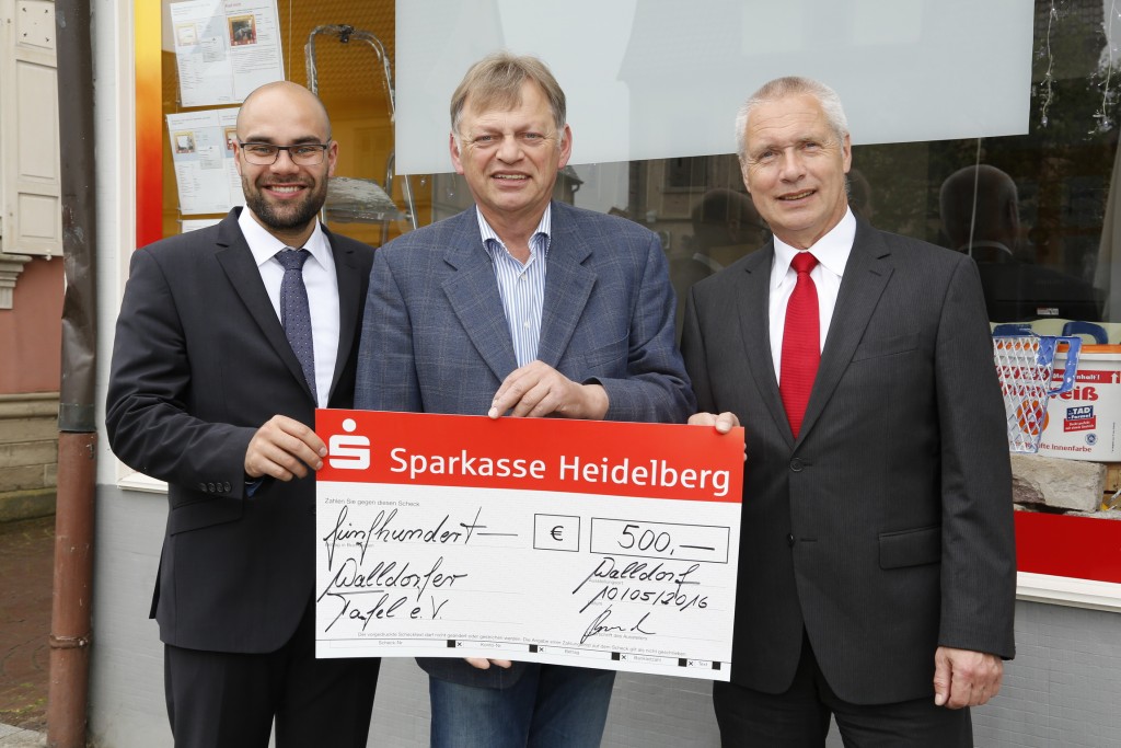 Walldorf. Spende von Immobilien Bruder an die Walldorfer Tafel. V.l. Thomas Ehrhard, Hans Klemm und Ernst - Werner Bruder. 10.05.2016 - Helmut Pfeifer.